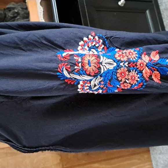 Embroidered sleeved shirt. - Picture 3 of 6